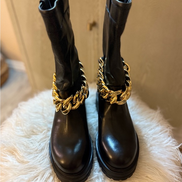New! Steve Madden Black Leather Boots with Gold Chain - Picture 2 of 6